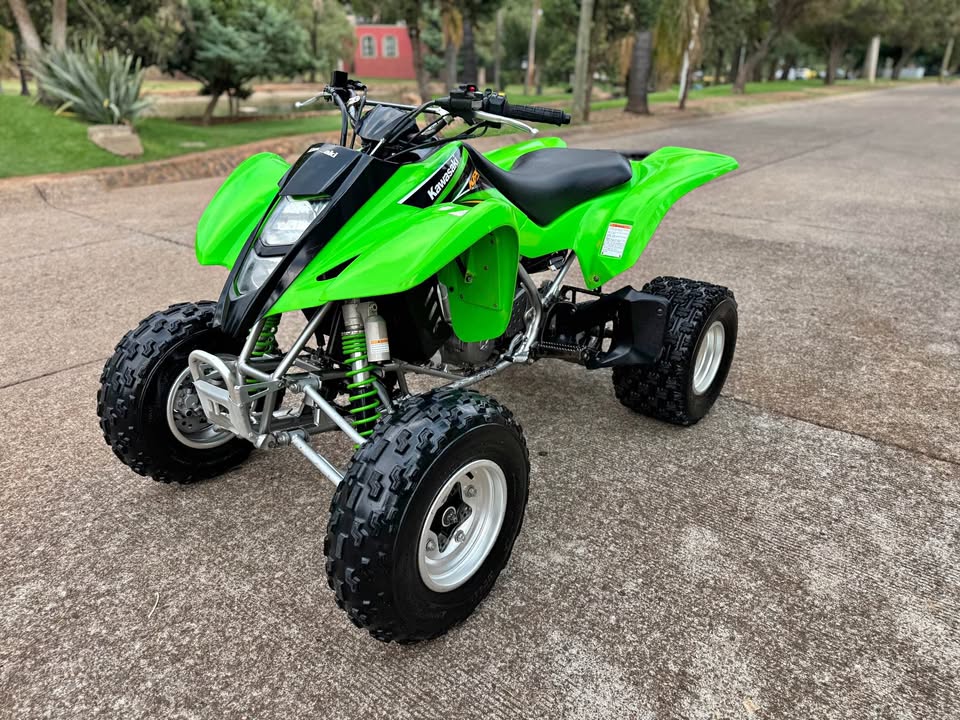 2006 CONSERVADA KAWASAKI KFX 400 llantas delanteras de agencia