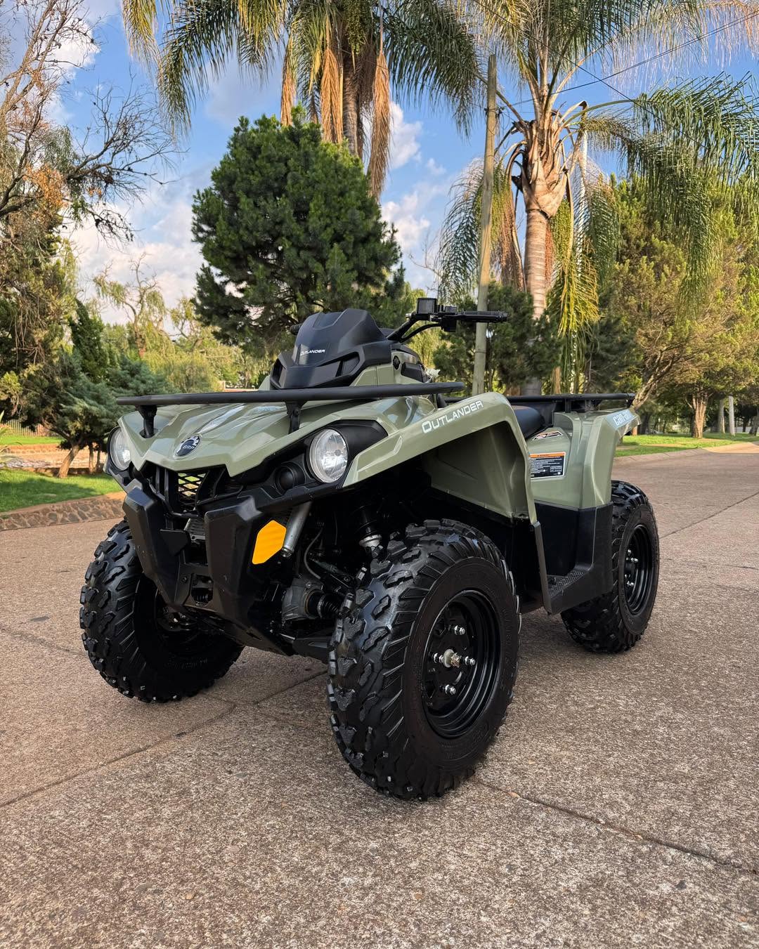 Impecable Can Am Outlander 570 4x4 2019 Dirección asistida (Dps) 140 Horas y 900 millas