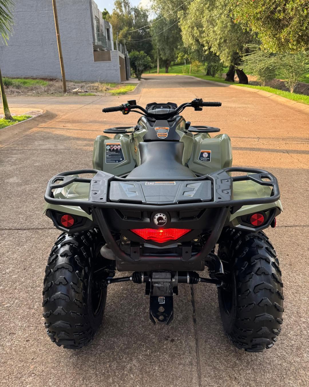 Impecable Can Am Outlander 570 4x4 2019 Dirección asistida (Dps) 140 Horas y 900 millas - Imagen 7